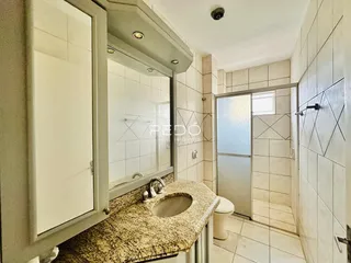 Foto de um banheiro com revestimento cerâmico e bancada de granito.