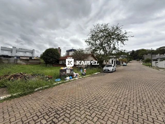 Vista externa de uma rua residencial com vegetação em Lajeado, Brasil.