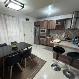 Foto de uma cozinha com armários de madeira e bancada clara.