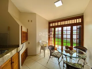 Sala de jantar com portas de vidro que dão para o exterior.