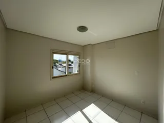 Interior de um cômodo com piso de cerâmica e janela.