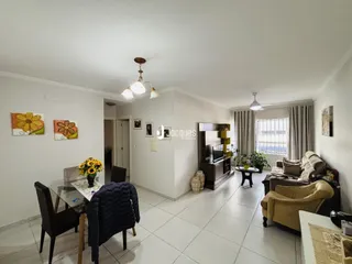 Sala de estar com sofá e decoração em um imóvel no Brasil.