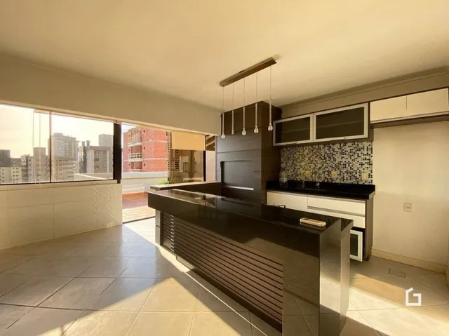 Ambiente interno de uma sala de estar com grande janela de vista.