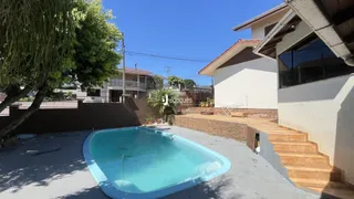 Foto da piscina e da fachada de uma residência em Lajeado.