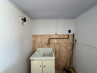 Foto de um banheiro com revestimento de cerâmica marrom nas paredes.