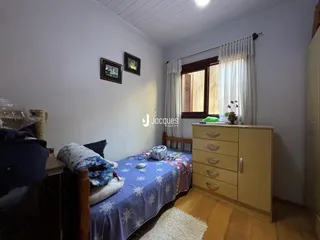 Quarto com cama e guarda-roupa em um imóvel no Brasil.