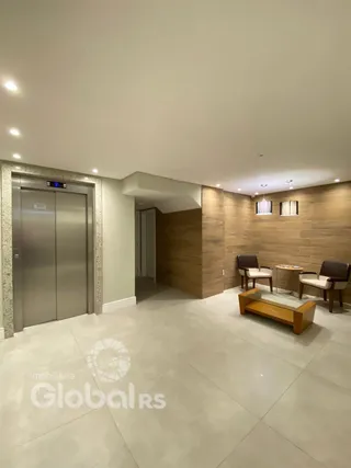 Interior de uma sala de estar moderna com piso claro e paredes de madeira.