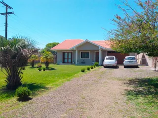 Fachada de uma casa em Lajeado, Brasil, com gramado e duas vagas de garagem.