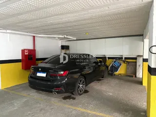 Área coberta com um carro estacionado em um lote em Lajeado.