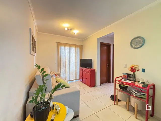 Sala de estar com sofá e janela em um imóvel no Brasil.