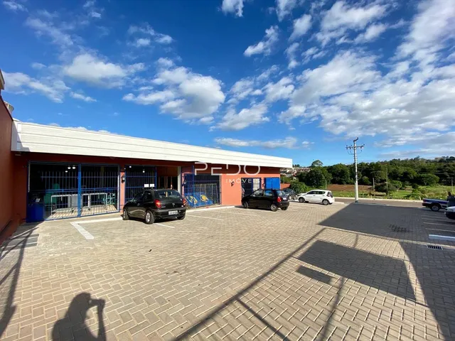 A fachada de um imóvel em Lajeado, Brasil, com área pavimentada.