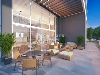 Fachada moderna de uma residência com área externa de convivência.