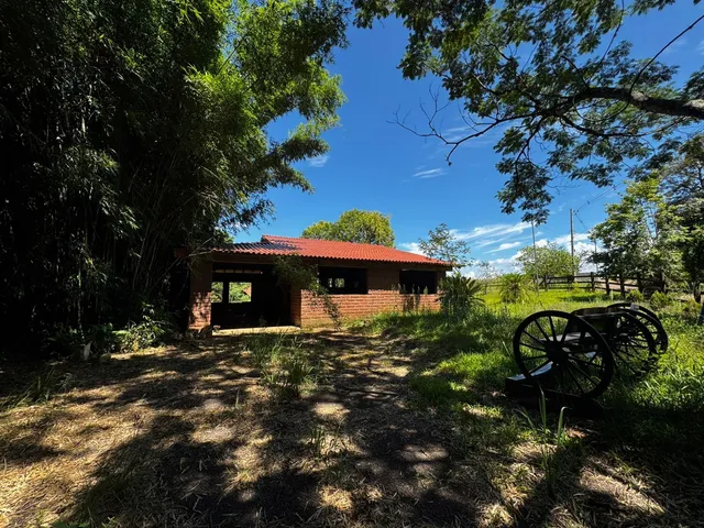 Fachada de uma casa de tijolos com telhado vermelho em Lajeado, Brasil.