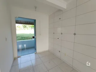 Vista de um corredor interno com piso de cerâmica.