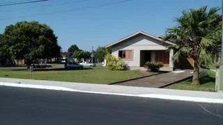 Fachada de uma casa em Lajeado, Brasil, com gramado e vegetação ao redor.