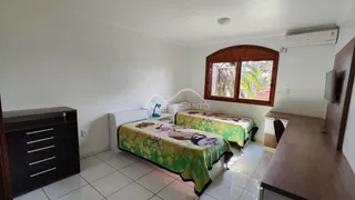 Quarto com cama e janela em um apartamento.