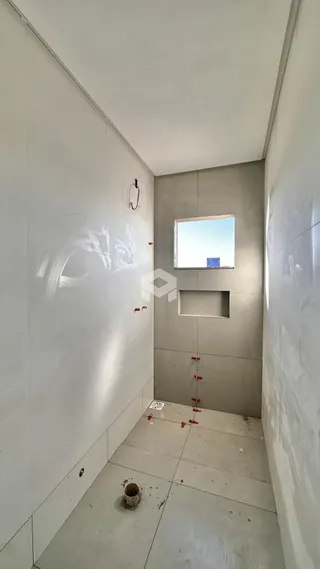 Corredor interno de uma residência em construção.