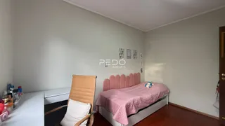 Quarto com cama e armário em ambiente claro.
