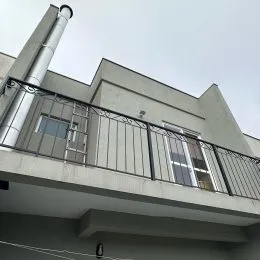 Vista externa de um prédio residencial com grade de proteção no Lajeado.