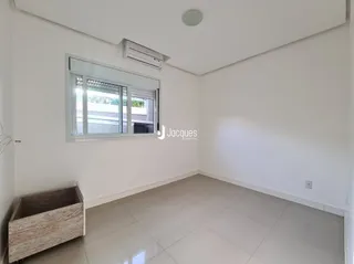 Foto de um ambiente interno com janela e piso claro.