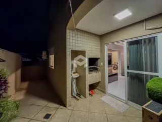 Parede interna com piso de cerâmica e abertura para uma área externa.