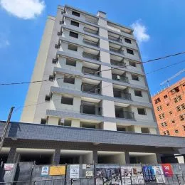 Fachada de um prédio residencial de múltiplos andares em Lajeado, Brasil.