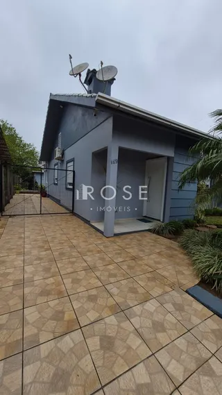 Fachada de uma casa em Lajeado, Brasil, com pátio pavimentado.