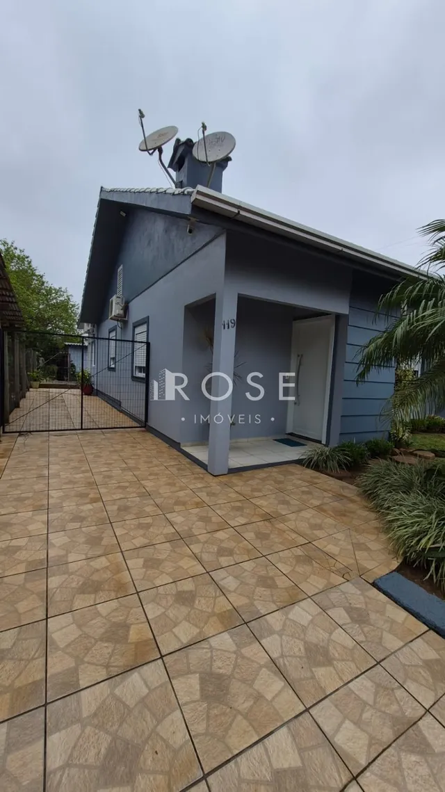 Fachada de uma casa em Lajeado, Brasil, com pátio pavimentado.