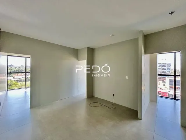 Ambiente interno de uma sala com paredes neutras.