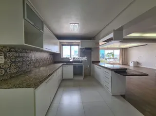 Cozinha com armários brancos e revestimento de azulejos.