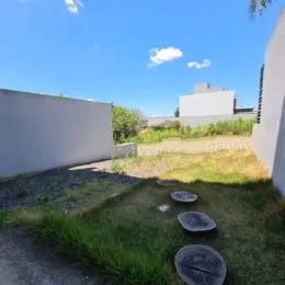 Foto de uma área externa com gramado e muro branco em Lajeado.