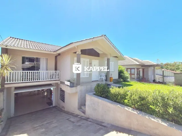 Fachada de uma casa residencial em Lajeado, Brasil, com área de garagem e jardim.
