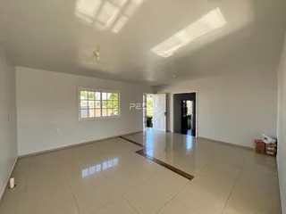 Sala de estar com piso de cerâmica clara e janela.
