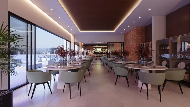 Vista de um espaço de jantar moderno com mesas e cadeiras em um ambiente interno.