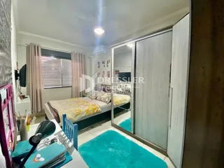 Quarto com cama e janela em um imóvel no Brasil.