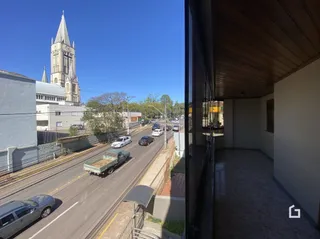 Vista da rua com trilhos de trem e edifícios em Lajeado, Brasil.