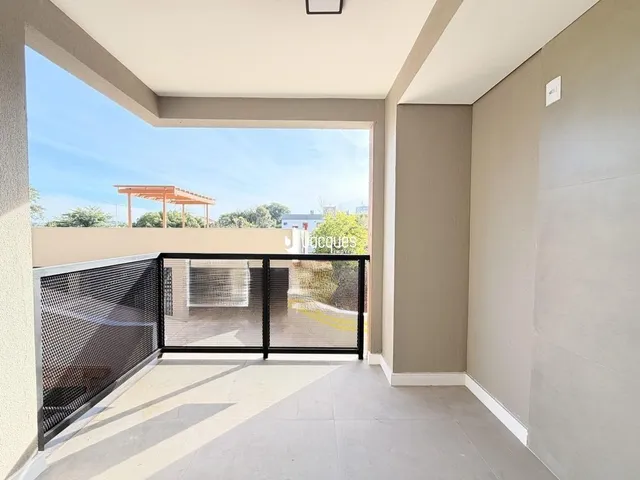 A sala de estar tem vista para o quintal através de uma abertura.