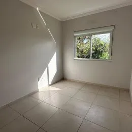 Foto de um cômodo interno com piso de cerâmica e janela.