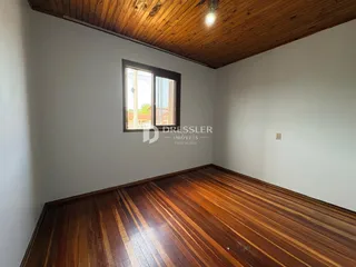Foto de uma sala com piso de madeira e teto de madeira.