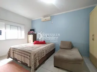 Quarto com cama e sofá em sala de estar azul clara.