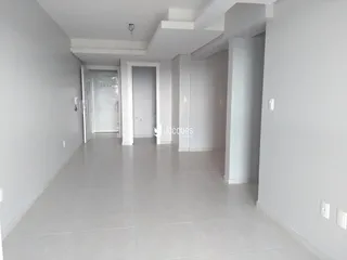 Hall de entrada de um imóvel com paredes brancas.