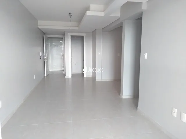 Hall de entrada de um imóvel com paredes brancas.
