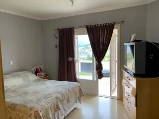 Quarto com cama e janela em um imóvel em Lajeado.