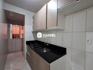 Cozinha moderna com armários de madeira e bancada preta.