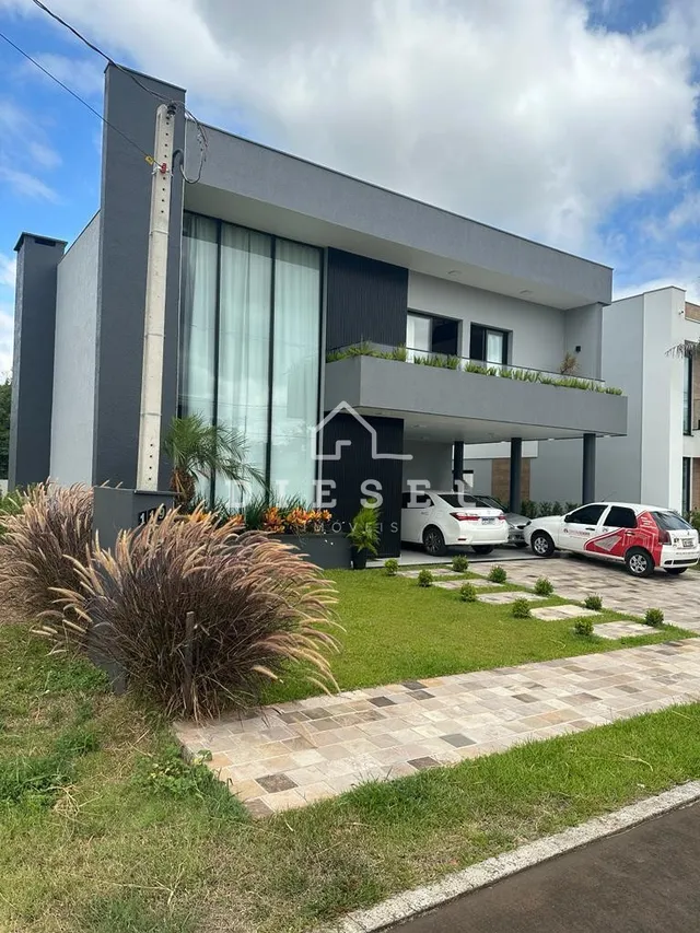 Fachada moderna de um imóvel em Lajeado, Brasil, com jardim frontal.