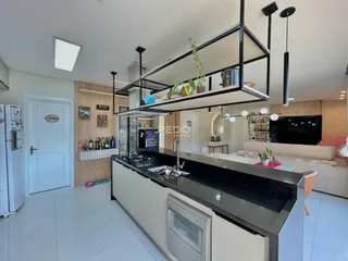 Vista da cozinha moderna em um apartamento no Brasil.