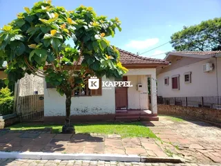 Fachada de uma casa residencial em Lajeado, Brasil, com vegetação na frente.
