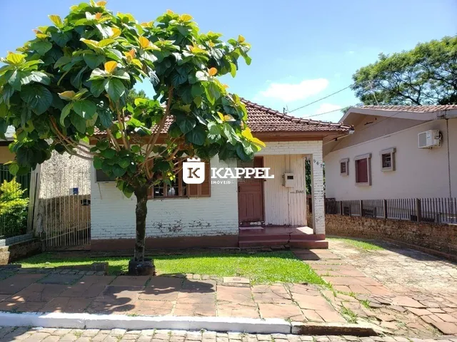 Fachada de uma casa residencial em Lajeado, Brasil, com vegetação na frente.
