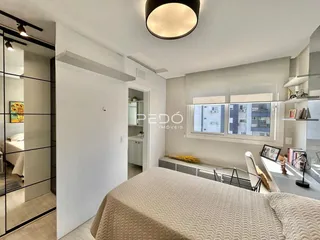 Quarto com cama e janela em apartamento no Brasil.