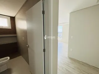 Hall de entrada de uma residência com portas brancas.